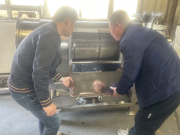 客戶訂制食品級大產能氣流篩成功完工并通過驗收