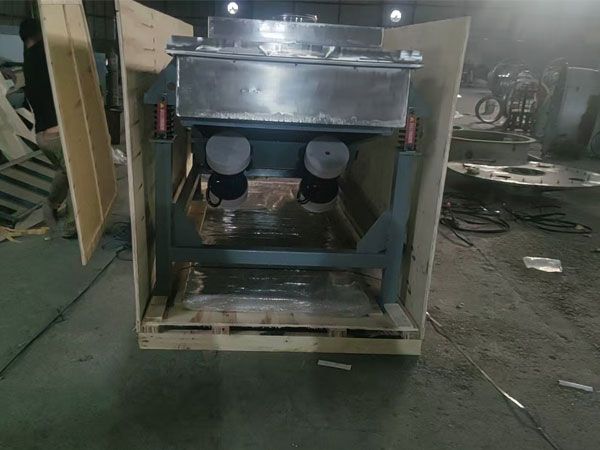 客戶訂制不銹鋼直線篩加工完成開始包裝發貨