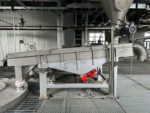 膠粉直線篩用戶使用現(xiàn)場