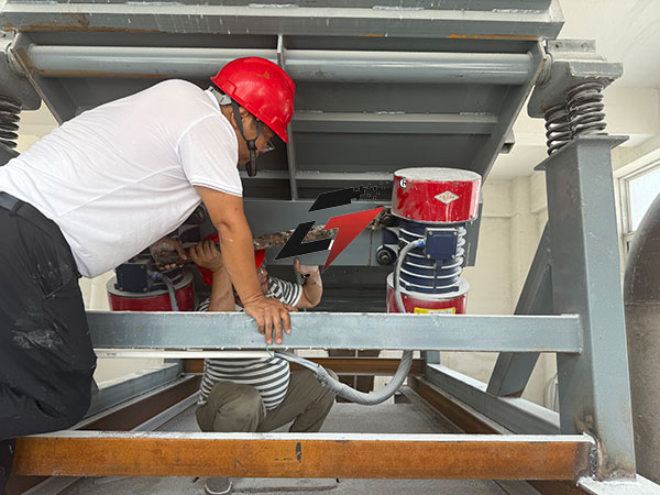 化肥顆粒振動篩售后服務現場