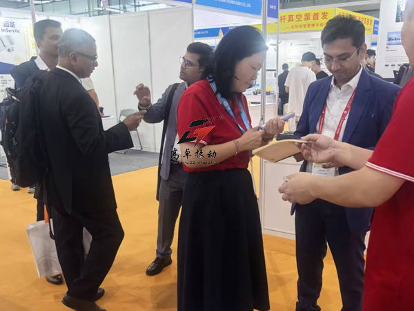 新鄉(xiāng)高卓振動(dòng)攜創(chuàng)新設(shè)備亮相第二十二屆中國國際化工展