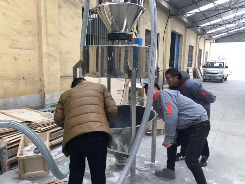 客戶親臨現場試機-真空上料機