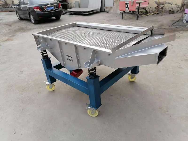  直線振動篩物料向兩邊跑是什么原因？